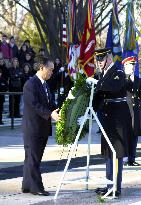 Japanese Defense Agency chief visits Arlington cemetery